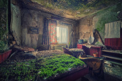 abandoned-playgrounds:  Abandoned Hotel Rooms in Europe Photos : Matthias Haker 