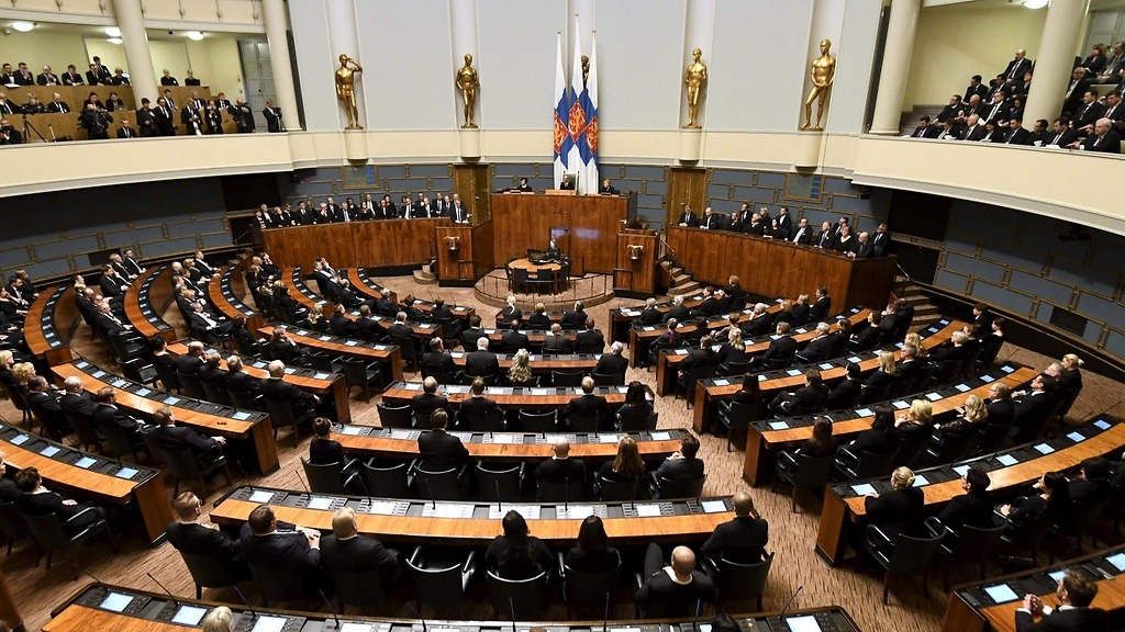 Партия представлена в парламенте страны. Эдускунта Финляндия. Парламент Финляндии. Парламент Финляндии здание. Здание парламента (Хельсинки).