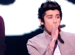 one-harrystyles:   Zayn perfoming Kiss You at