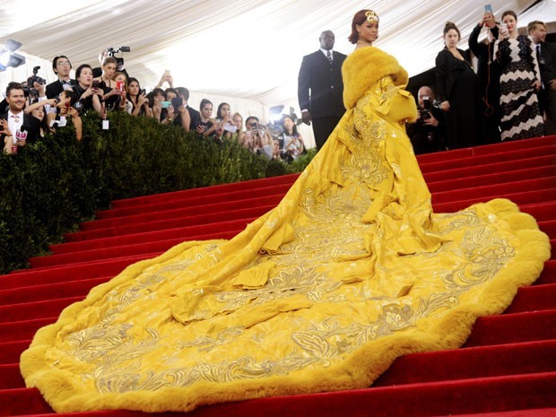 Saiba mais detalhes sobre o vestido usado por Rihanna em cerimônia
Sim é fato que o vestido usado pela postar Rihanna em um baile de gala, deu o que falar.