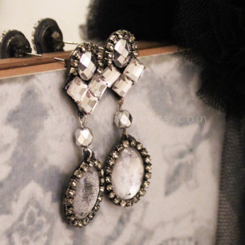 DIY Vintage Inspired Rhinestone Earrings Tutorial from Plan B Anna Evers here.