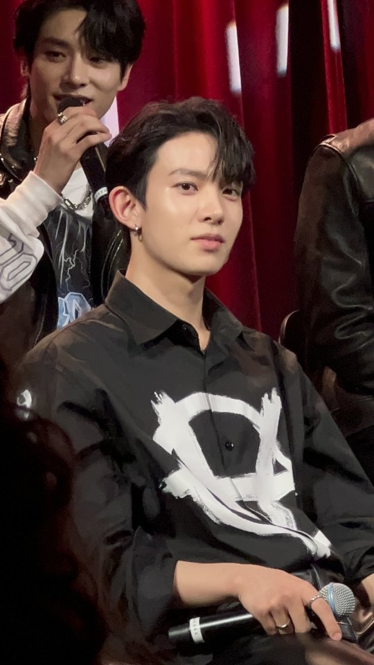 IM SO SPEECHLESS??!?!!! IS HE EVER REAL???? I'LL COURT HIM EVERYDAY IF I HAVE TO, AND HELLO JAKEY