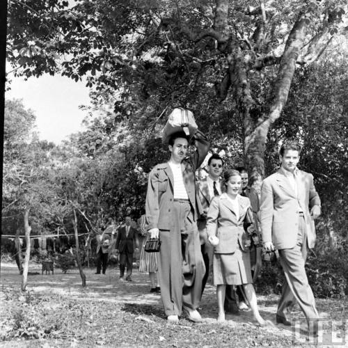 Walt Disney and his artists in Rio(Hart Preston. 1941)