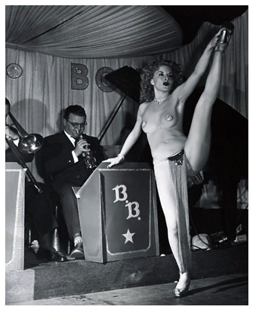 burleskateer:  In a vintage 50’s-era photo,— adult photos