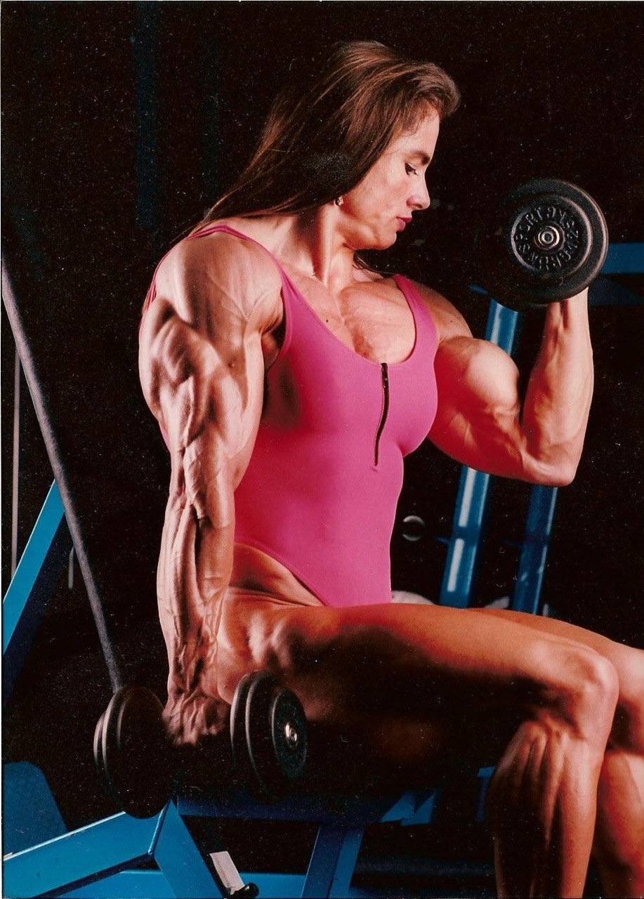 lovemusclewomen:  First fbb I ever got off too. Zuzana Korinkova 🤘🏻❤️😍