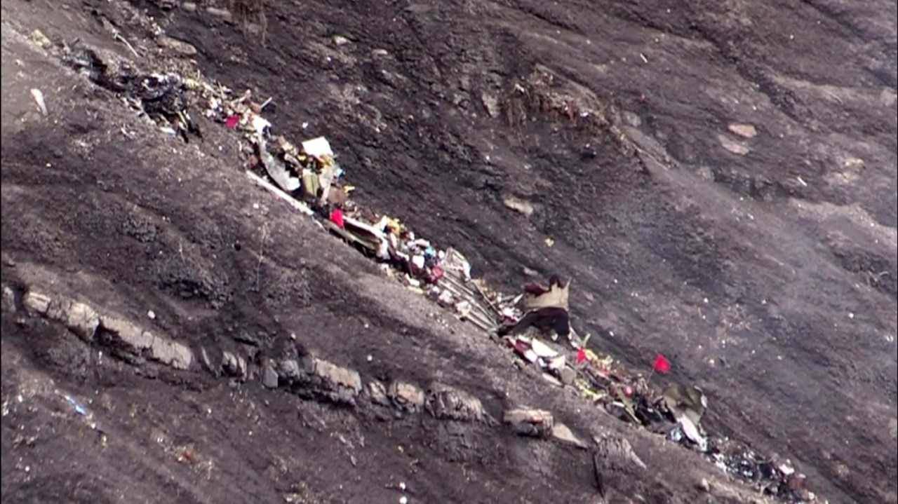 TRAGEDIA EN LOS ALPES. Los equipos de rescate de laGendarmería francesa vuelan sobre los Alpes franceses durante las operaciones de búsqueda cerca del lugar del accidente del Airbus A320 alemán operado por Germanwings, cerca de Seyne-les-Alpes, que...