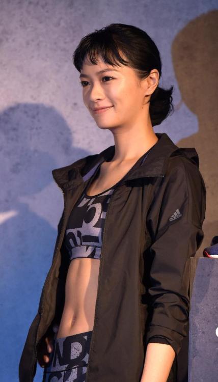 kimialoha:  榮倉奈々、スポーツブラとタイツで完璧ボディー披露