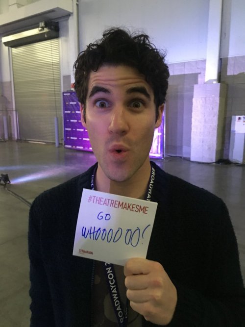 dailydarrennews:@Situation: “#TheatreMakesMe go whoooooo!” - @DarrenCriss #BwayCon2017 #SituationPro