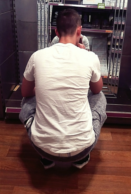 strengthofturningtides: Major accident when I went out shopping no giveaways from the bulge :O
