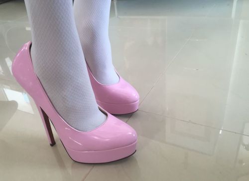 loverealslave:My sissy´s new shoes… how funny it is to watch her try to walk in this hi