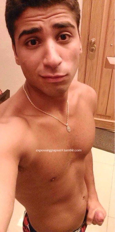 expossingpapis69:  www.expossingpapis69.tumblr.com  My new baby daddy 🔥🔥😍