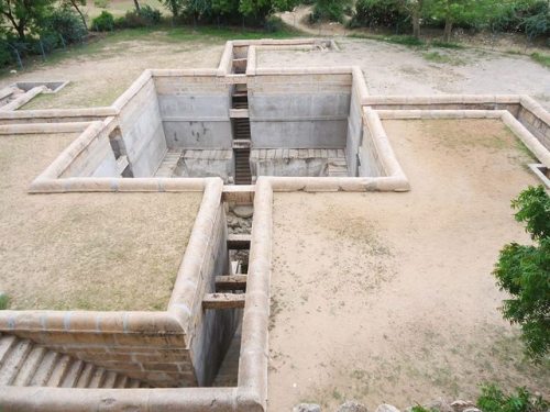 Swastika well, also known as Marpidugu Perunkinaru, was dug by King Kamban Araiyan. One inscription 