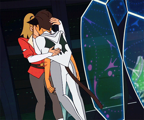 youngbloodbuzz: #the way adora is so careful when she holds catra….#the way she’s alway