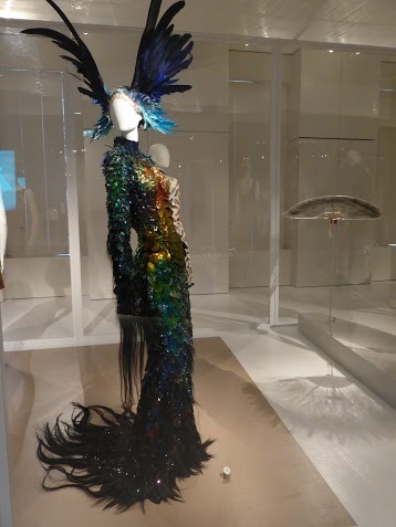 thecarvingwitch:  neverending-fairytale:  Saw my all time favourite dress. Great