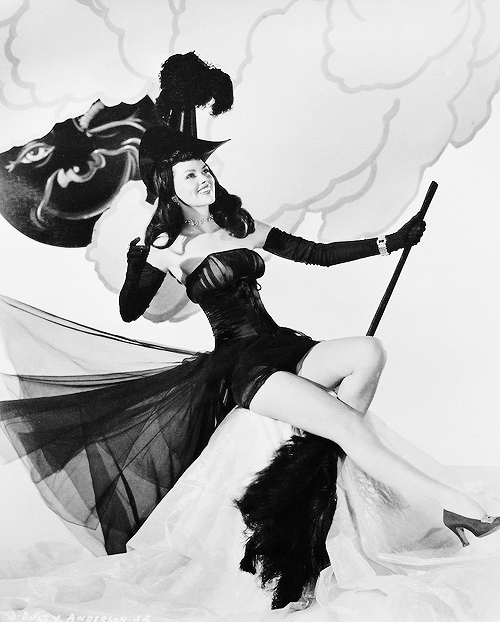 gravesandghouls: Dusty Anderson photographed by Robert Coburn, 1945 