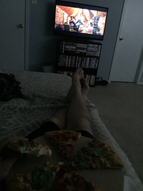 pizzaotter:  thebikerprincess:  Leftover pizza. Goblet of Fire. I know a good time :)  Hook me the fuck up   Where do i sign up??