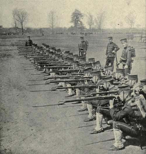 tacerror:Soldiers of the Japanese Army’s Imperial Guard Division pose in close-order formation