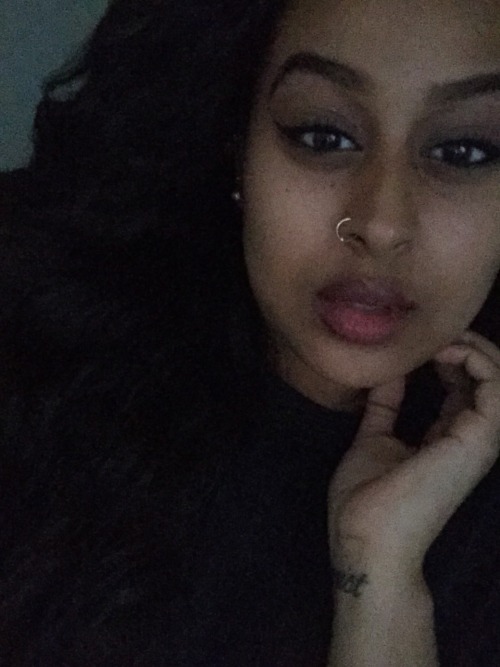 myhiphopmelody:  Convinced I’m a vampire. 🌓  Damn she beautiful !