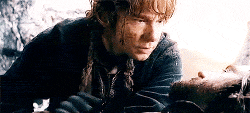 speakfriendandenter:Bilbo holding Thorin’s hand to comfort him as he dies (◡‿◡✿)