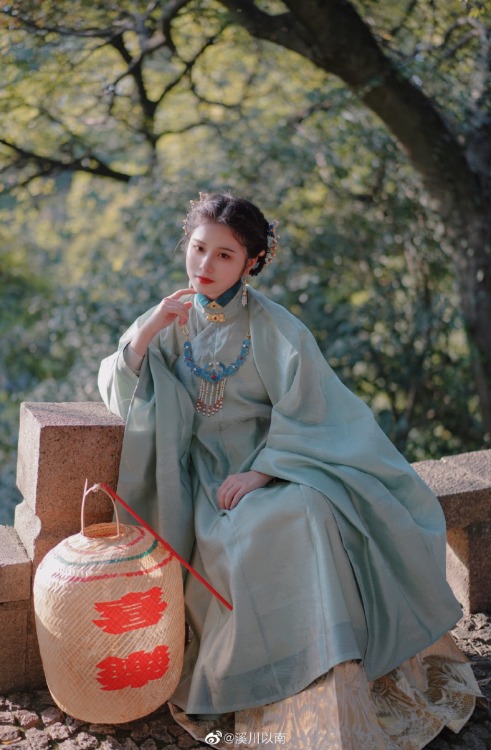 chinese hanfu and chinese lantern 