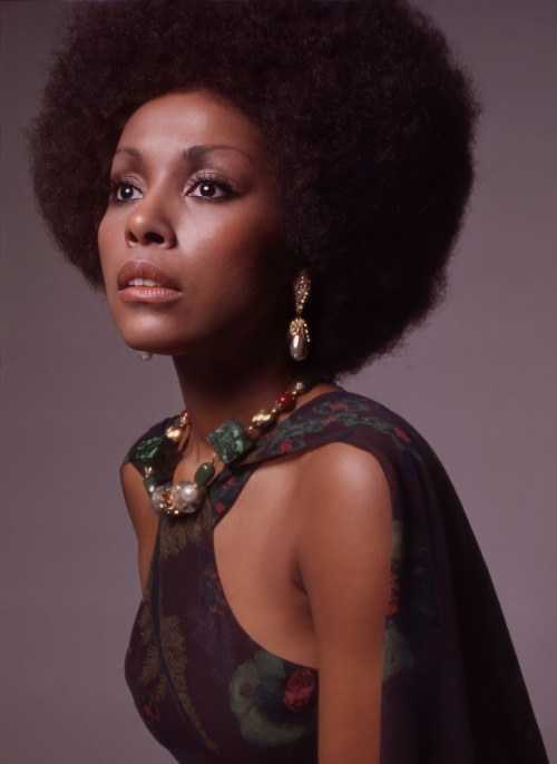 flyandfamousblackgirls:Diahann Carroll photographed by Anthony Barboza (1973).So beautiful