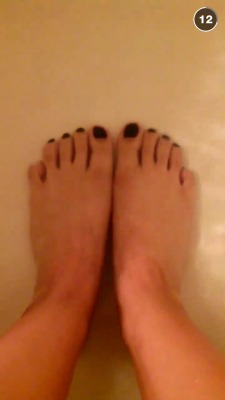 micoariel:  Lolz. Taking screenshots of my friends feet snaps :)