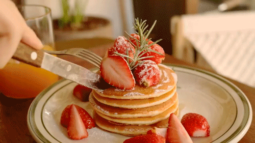 ( Winter Kitchen : Homemade Strawberry Pancakes )