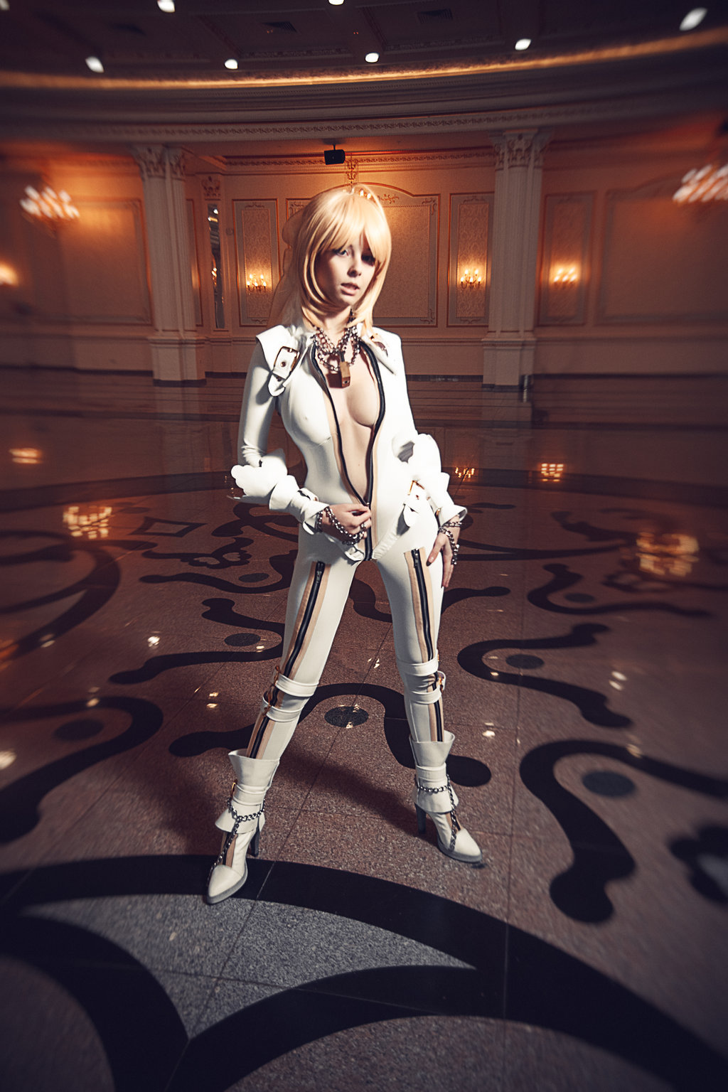 Cosplay Gril Disharmonica (Fate Stay Night - Saber Bride) 3HELP US GROW Like,Comment