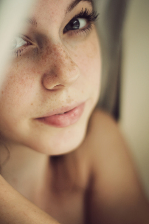 curvy-angels:  Thick and curvy. Yummy!  Freckle face cutie!!