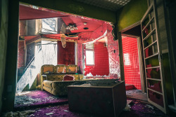 elugraphy:  鮮やかな壁のラブホAbandoned love hotel with vivid color wall.