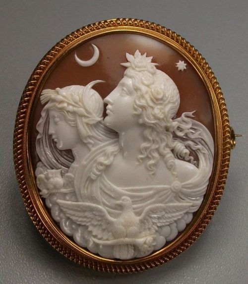 Allegory of the Day and Night | Sardonyx Shell, 15 k gold tested. Circa 1850, Italy