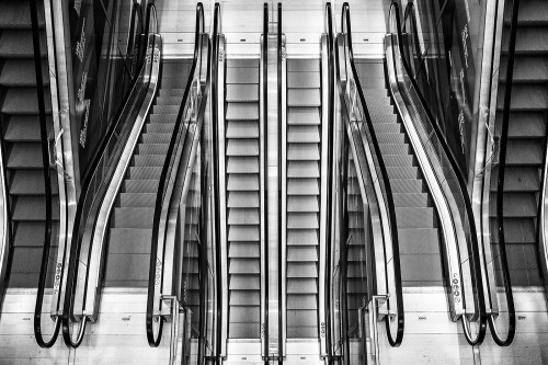 photosworthseeing:“Escalators”Blog recommendation of the month April 2022@finegrainwhisp