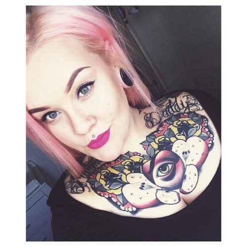 ✌️ #pastelhair #mac #pinkhair #benefit #tattoo #ukcustomplugs #girlswithtattoos #urbandecay #tattoos