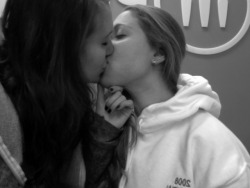 lipstick-lesbian:   ♀♡♀ 