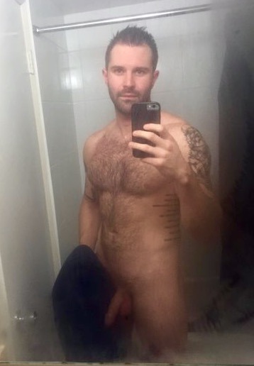 straightmenworshipping:  straightdudesexting:  Straight hairy hunk  HAIRY STUD