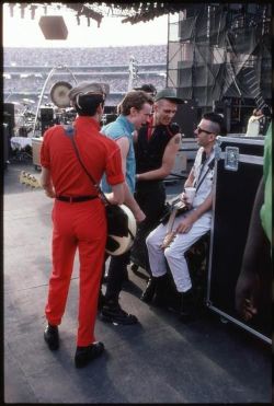 modernauta:The Clash backstage al Day on the Green, Oakland, CA 1982. Fotografia di Michael Zagaris. http://modernaut.blogspot.com/2018/09/the-clash-backstage-al-day-on-green.html