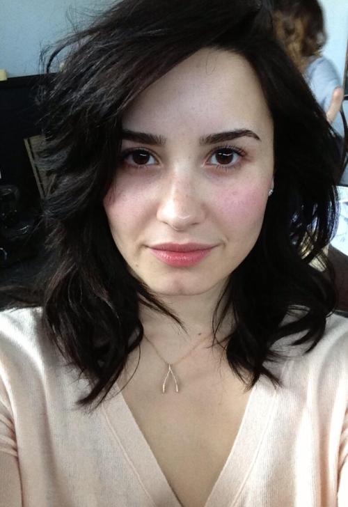 seungiorno:  Demi Lovato, no makeup, no need!