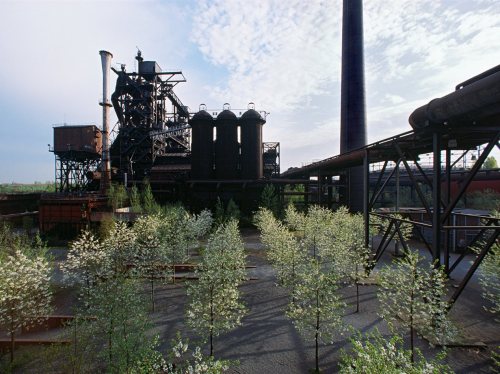 the-past-is-too-small:Parque Duisburg Nord, para la IBA de  Emscher Park.1991, Peter y Annaliese Lat