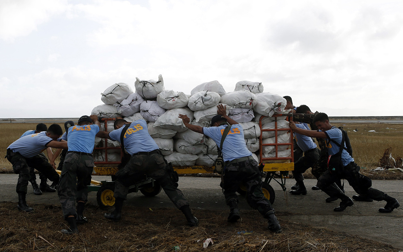 Desolación y angustia en Filipinas: 10.000 muertos. Las autoridades filipinas declararon hoy el estado de emergencia. (Reuters)