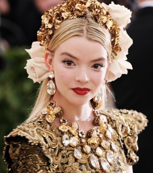 wandering-songstress:    Anya Taylor-Joy in Dolce & Gabbana at Met Gala 2018 