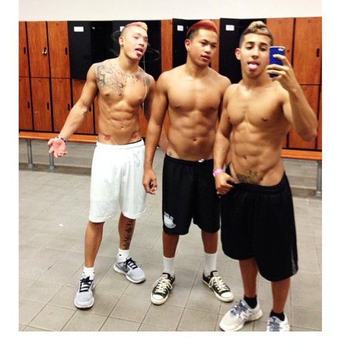 bbbgxoxo:  dem-kane-tho:  oahu braddah is damn finePart 1  I’d take you and your 2 friends lol what like action cuzz ;)!!!