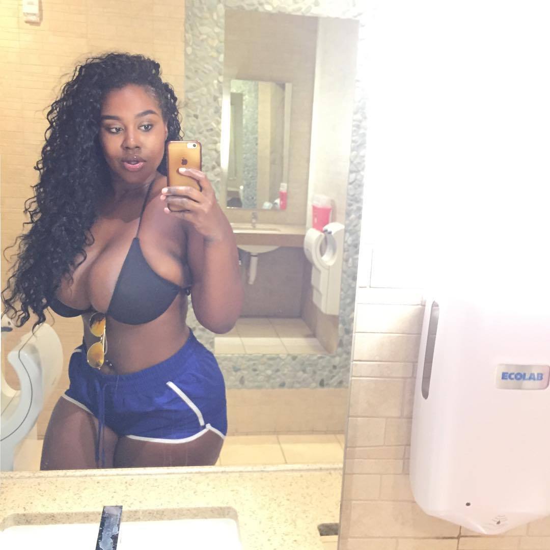 hot-ebony-babe:  Good god almighty http://ift.tt/2fU545h