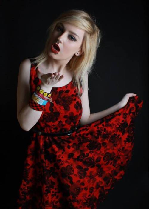 lickertwat:  best thing about being in a photography course… They always need a model so free pictures.  