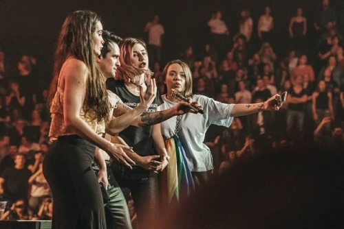 brendonuriesource:04.04.19 || Brendon with fans at the Barclaycard Arena Hamburg |katerdelyiphotogra