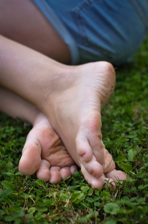 carlos909x:  feet on the grasssource: imagefap