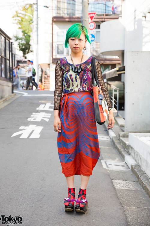 20-year-old Nagata (Instagram, Twitter) on the street in Harajuku with green hair &amp; piercings as