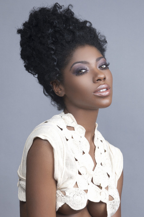 18-15n-77-30w:  fuckyeah4chair:  Danielle Desiree Hair texture fine and hair type 4b/4c Natural for 5 years  18° 15’ N, 77° 30’ W 