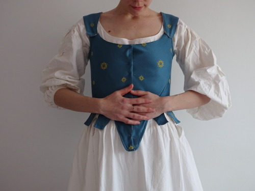 Prueba de la cotilla (first bodice fitting). ¡Tiene muy buena pinta! ahora a envarar