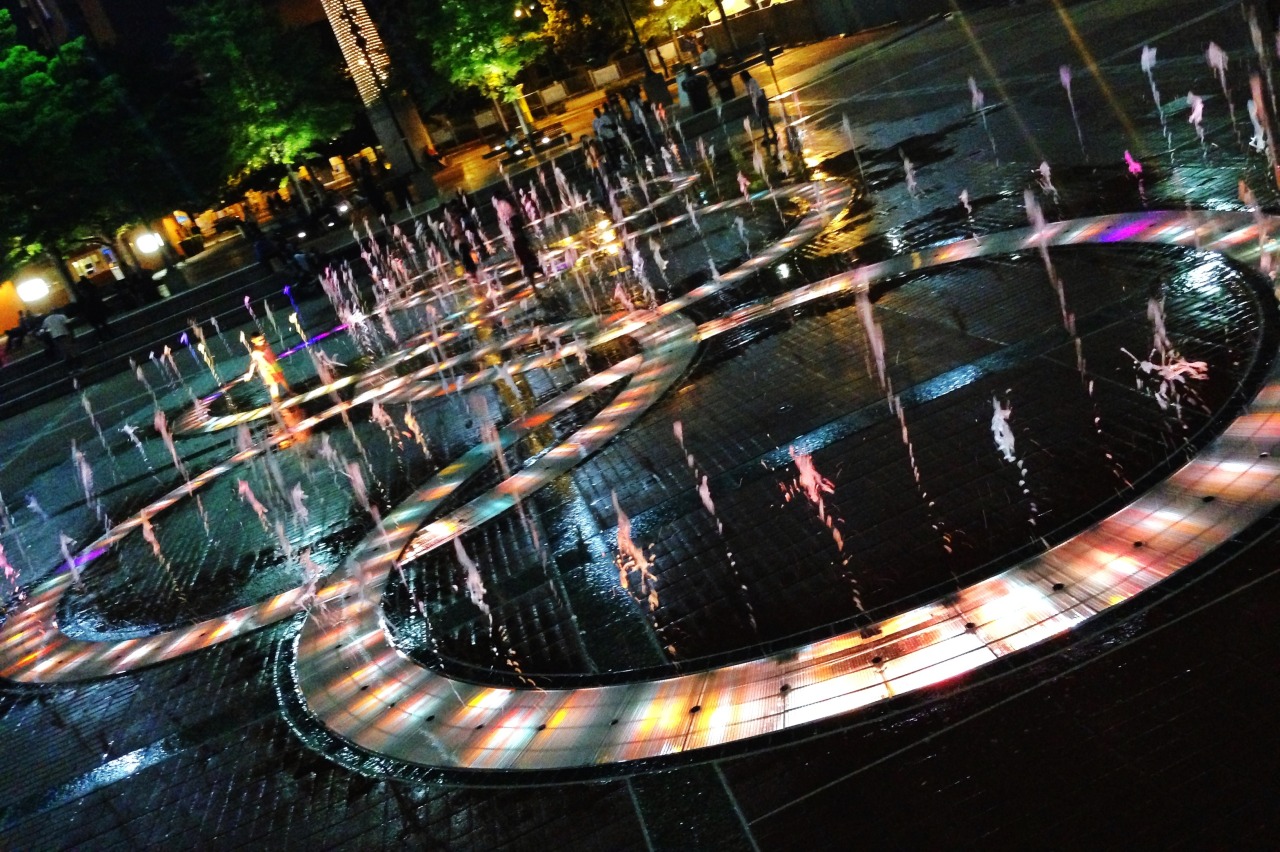 inbetween-the-raindrops:  Last night in Atlanta spent at Centennial Park, listening