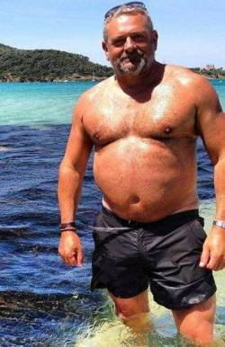 boxermann:  perfectdaddies:  Daddy bear in his natural habitats   Great body Dadddy!! I I want your orange boxerbriefs!!